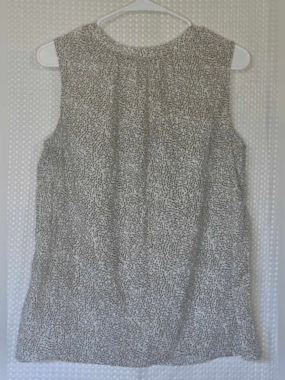 Liz Claiborne Sleeveless Blouse M Neutral Print Flowy Top Work Casual Chic - Picture 10 of 10